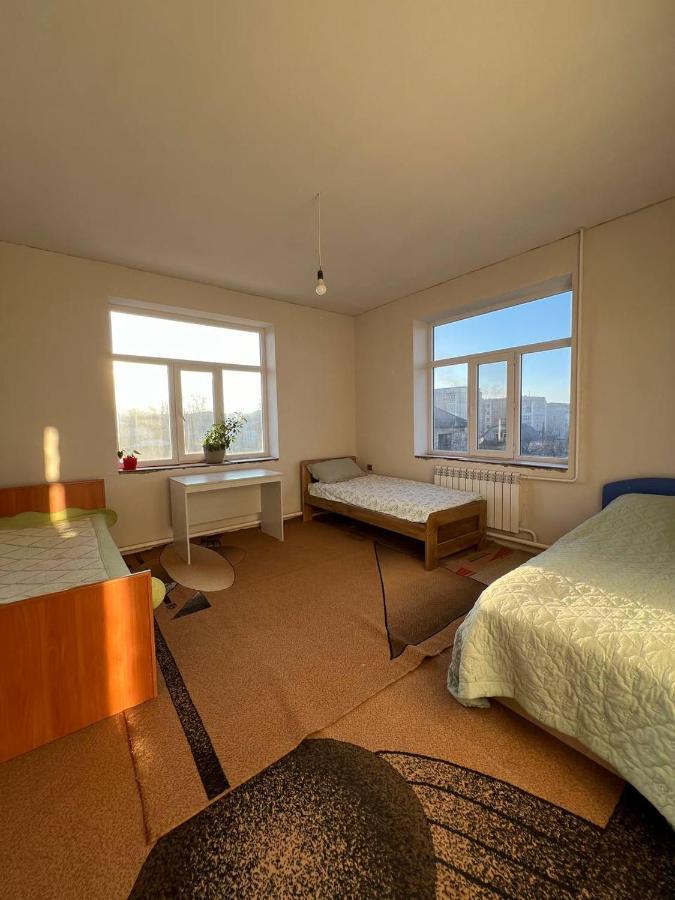 Emir Guest House In Karakol Rom bilde