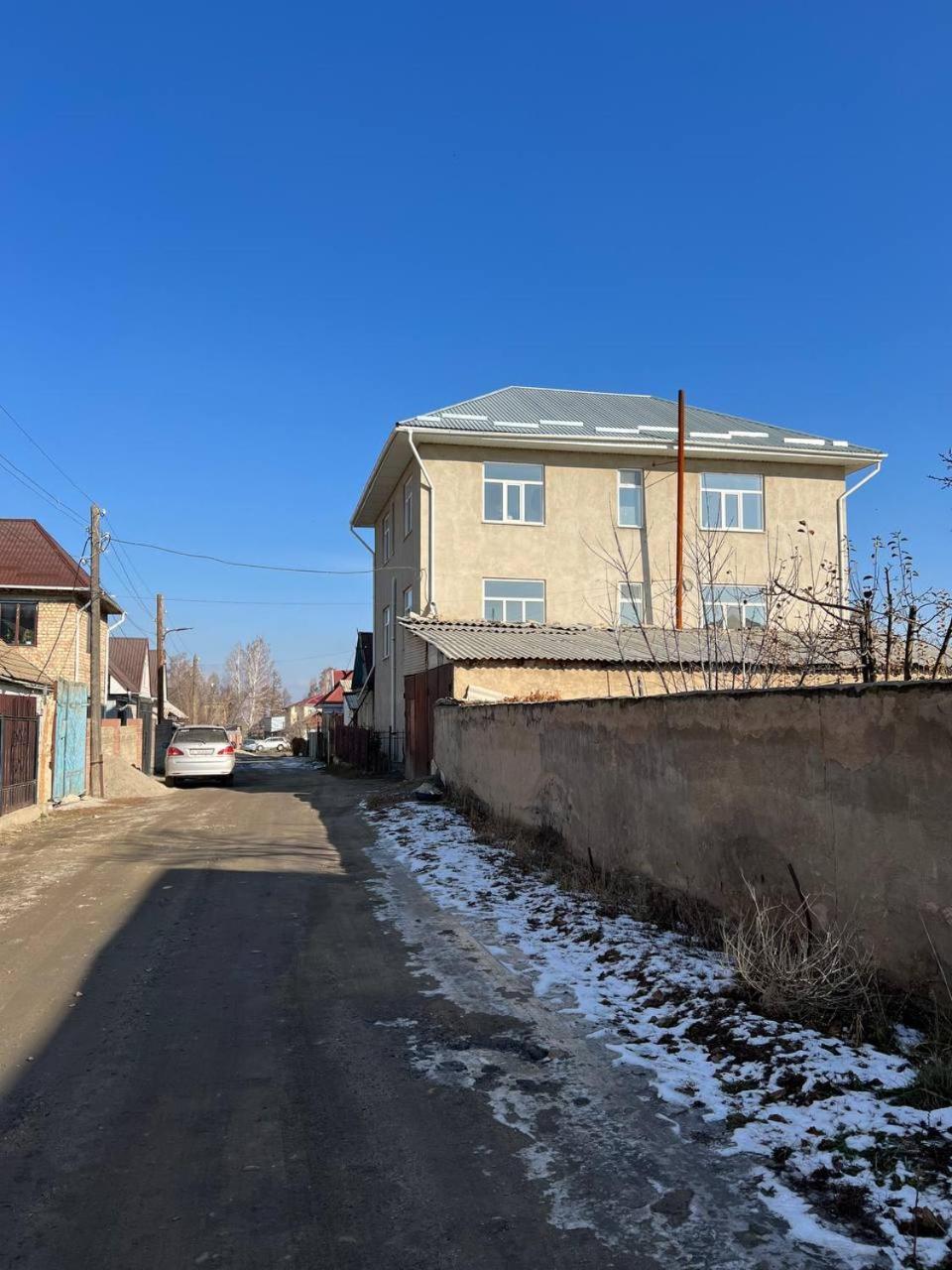 Emir Guest House In Karakol Eksteriør bilde