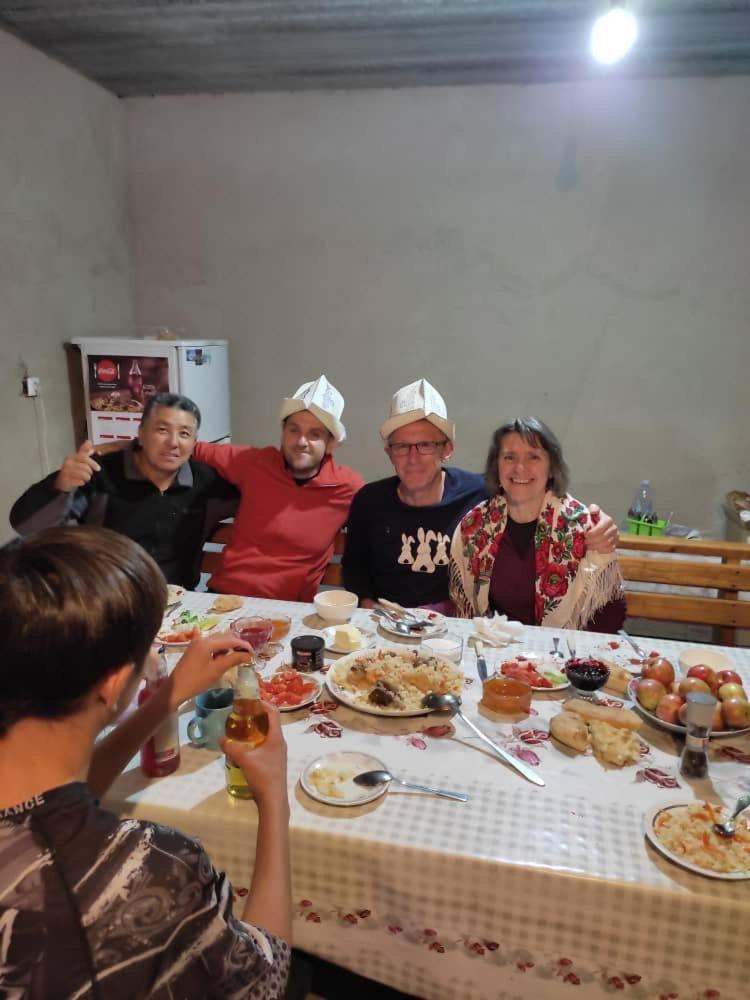 Emir Guest House In Karakol Eksteriør bilde