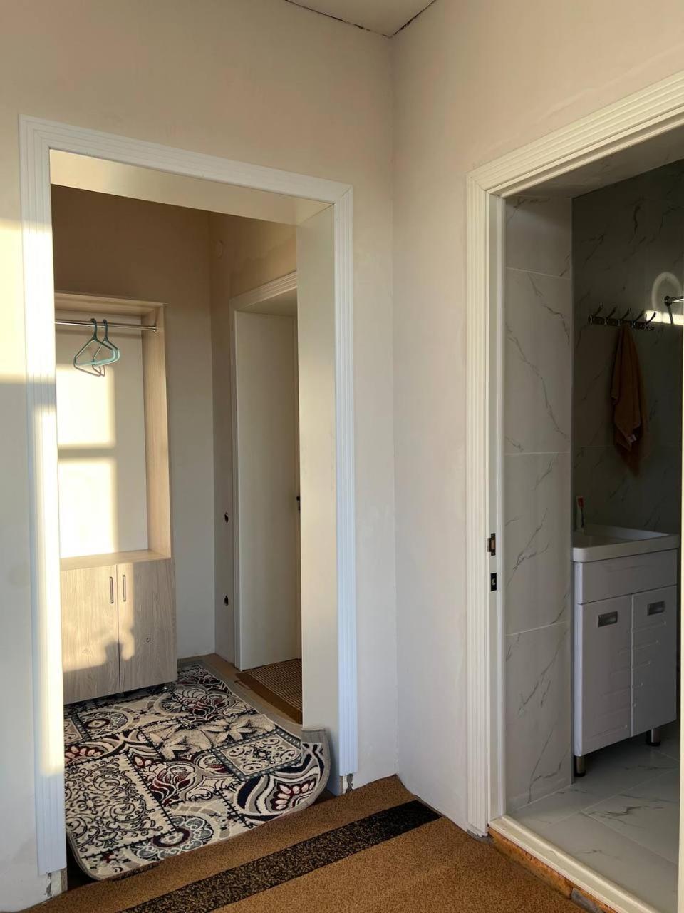 Emir Guest House In Karakol Rom bilde